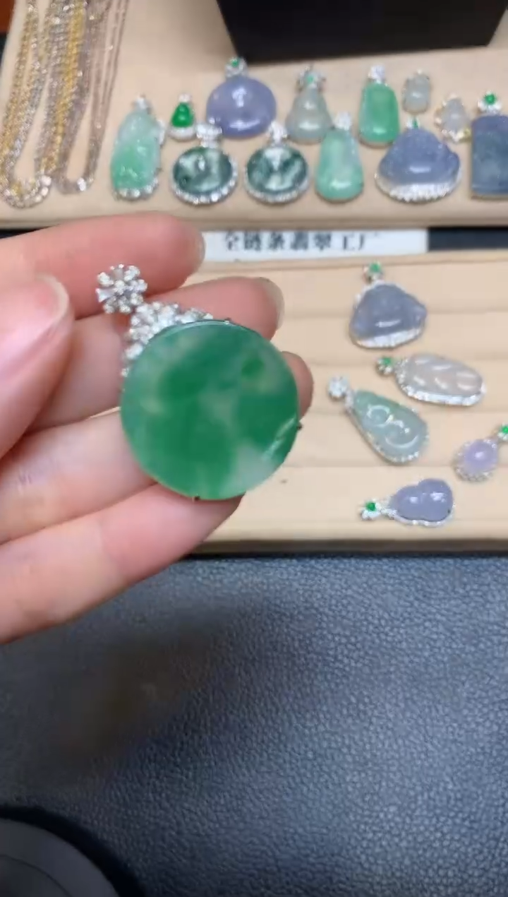 【闪购商品】翡翠颈饰18K金镶嵌圆牌【无服务费