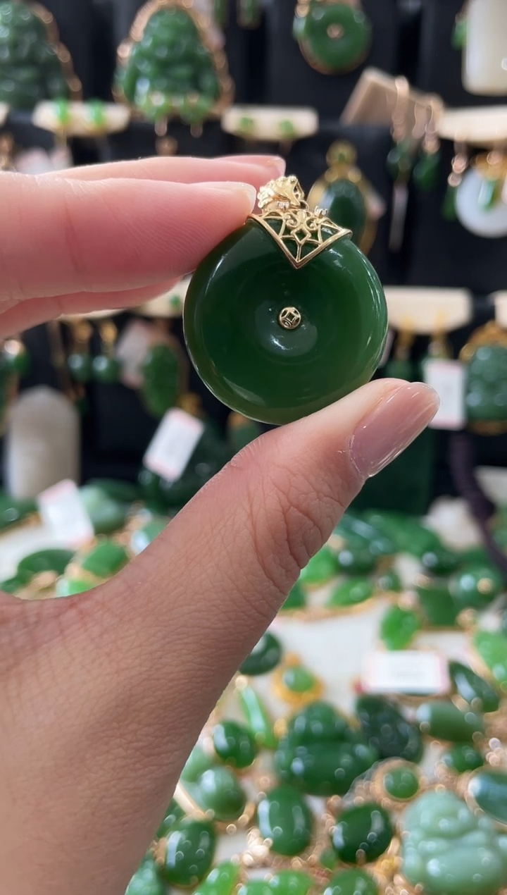 颈饰18K金镶嵌和田玉（碧玉）平安扣