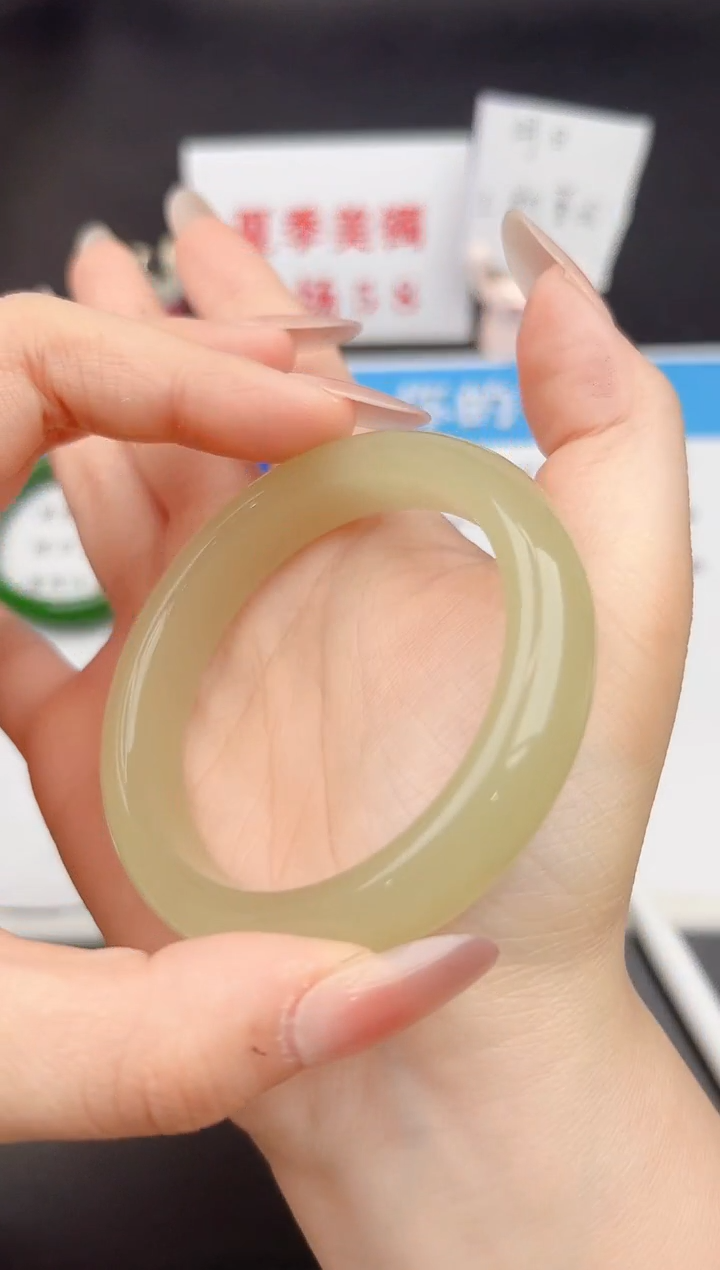 石英质玉手镯未镶嵌260