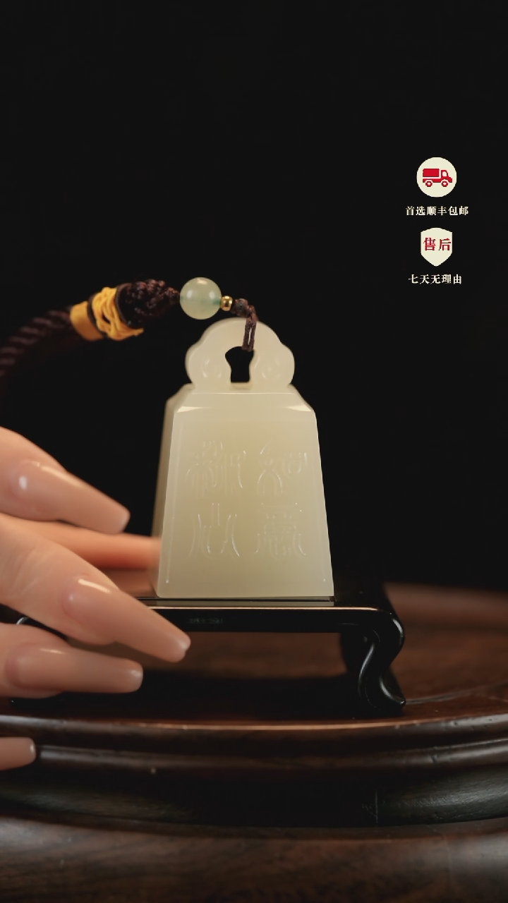 云南石竹叶青雕刻：称心如意手把件