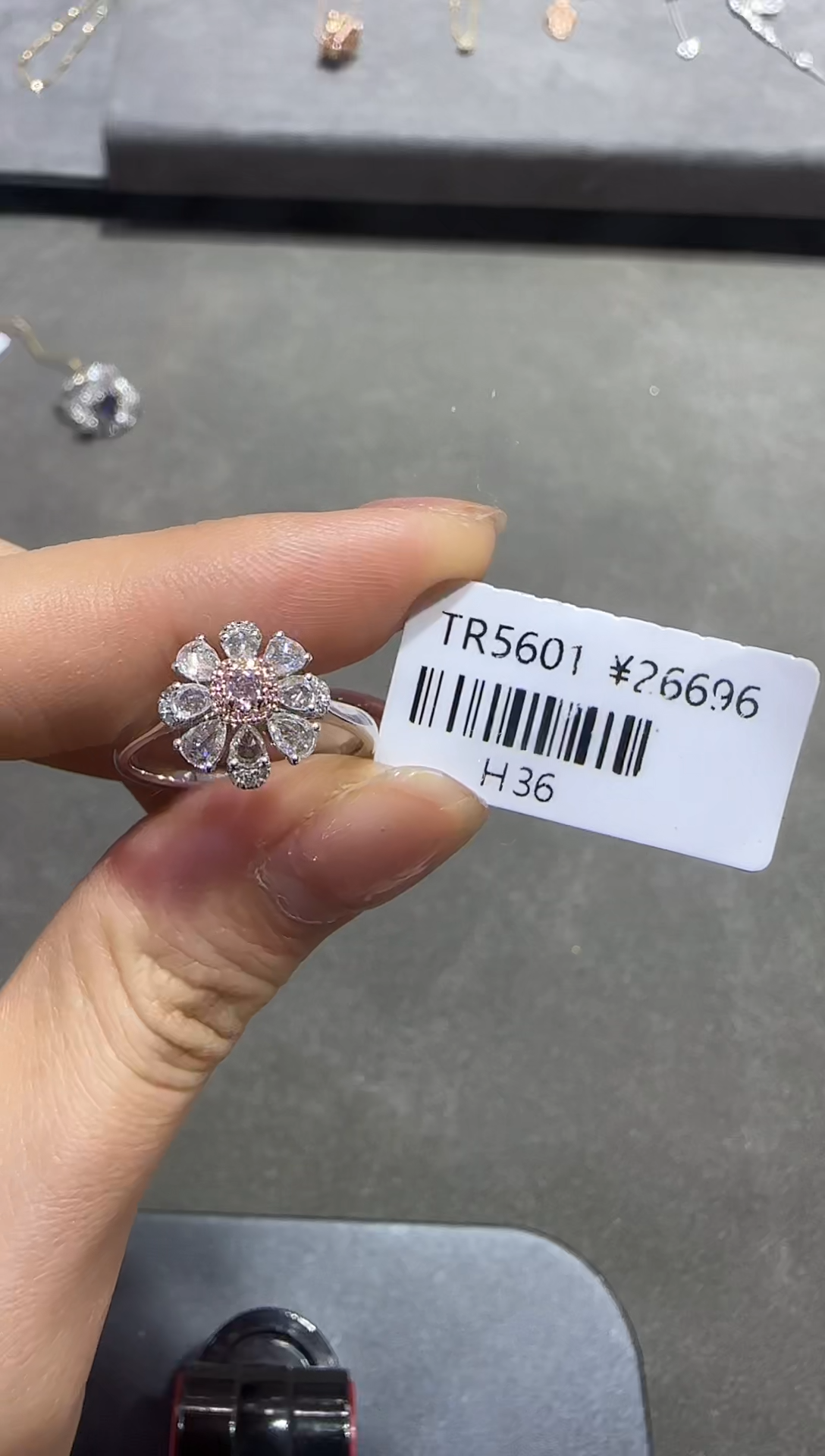 【闪购商品】钻石/18K金镶嵌H36粉戒指