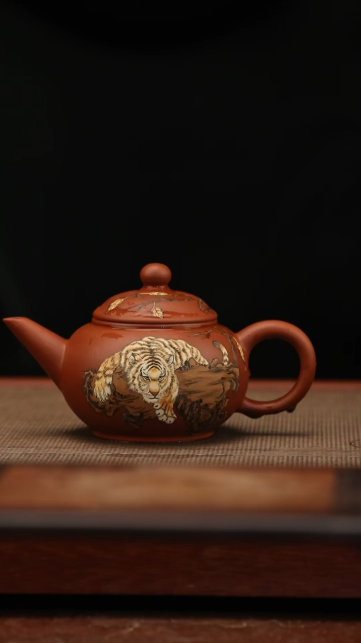 茶壶紫砂小红泥 半手 150毫升 猛虎