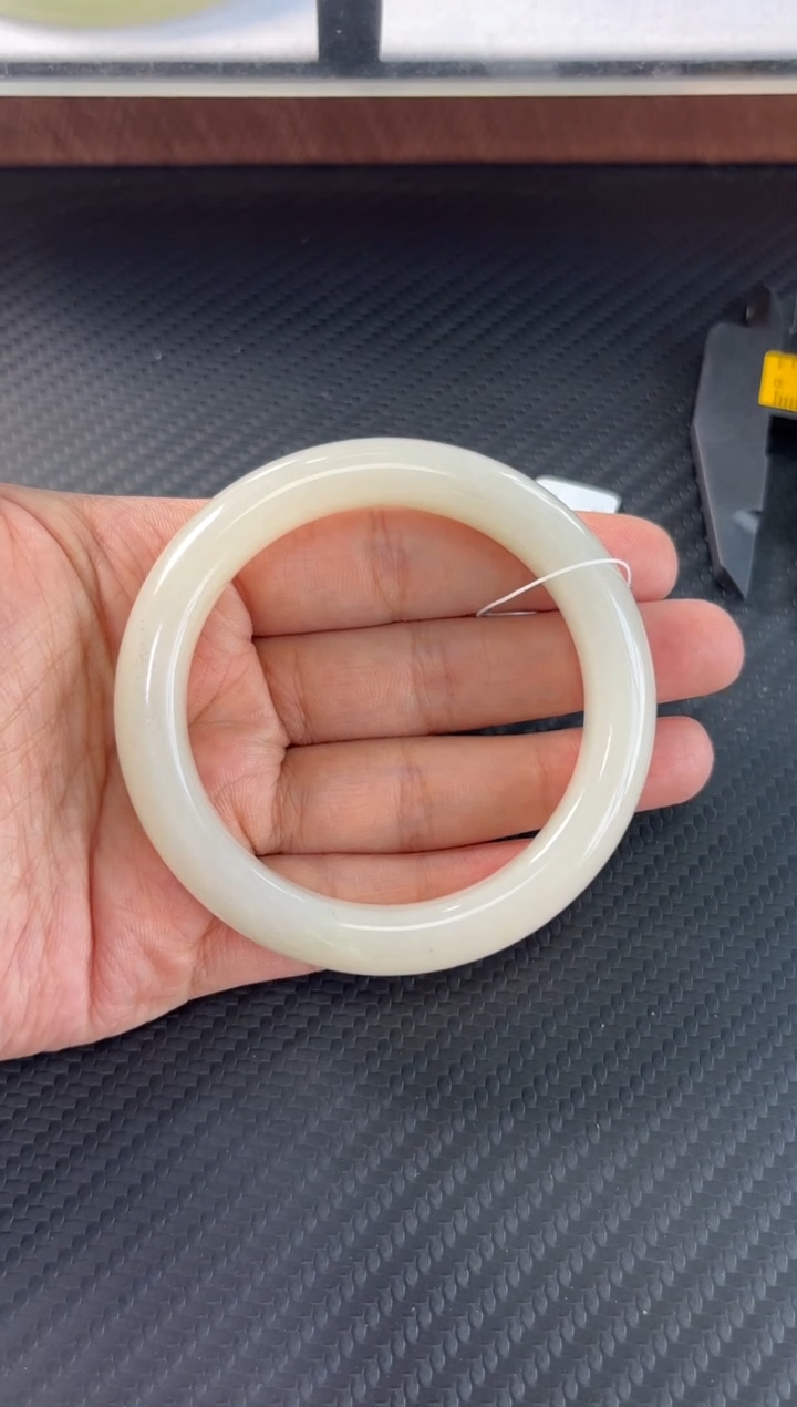 和田玉手镯未镶嵌爽*歪黑山微色差55mS