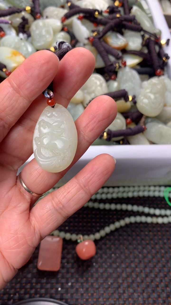 【闪购商品】和田玉颈饰未镶嵌多样性发货没有证书.拍一发一，有瑕