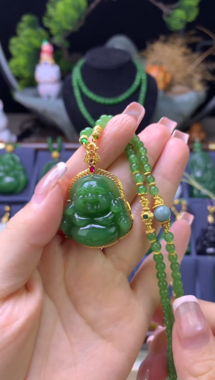 颈饰18K金镶嵌和田玉俄料碧玉30