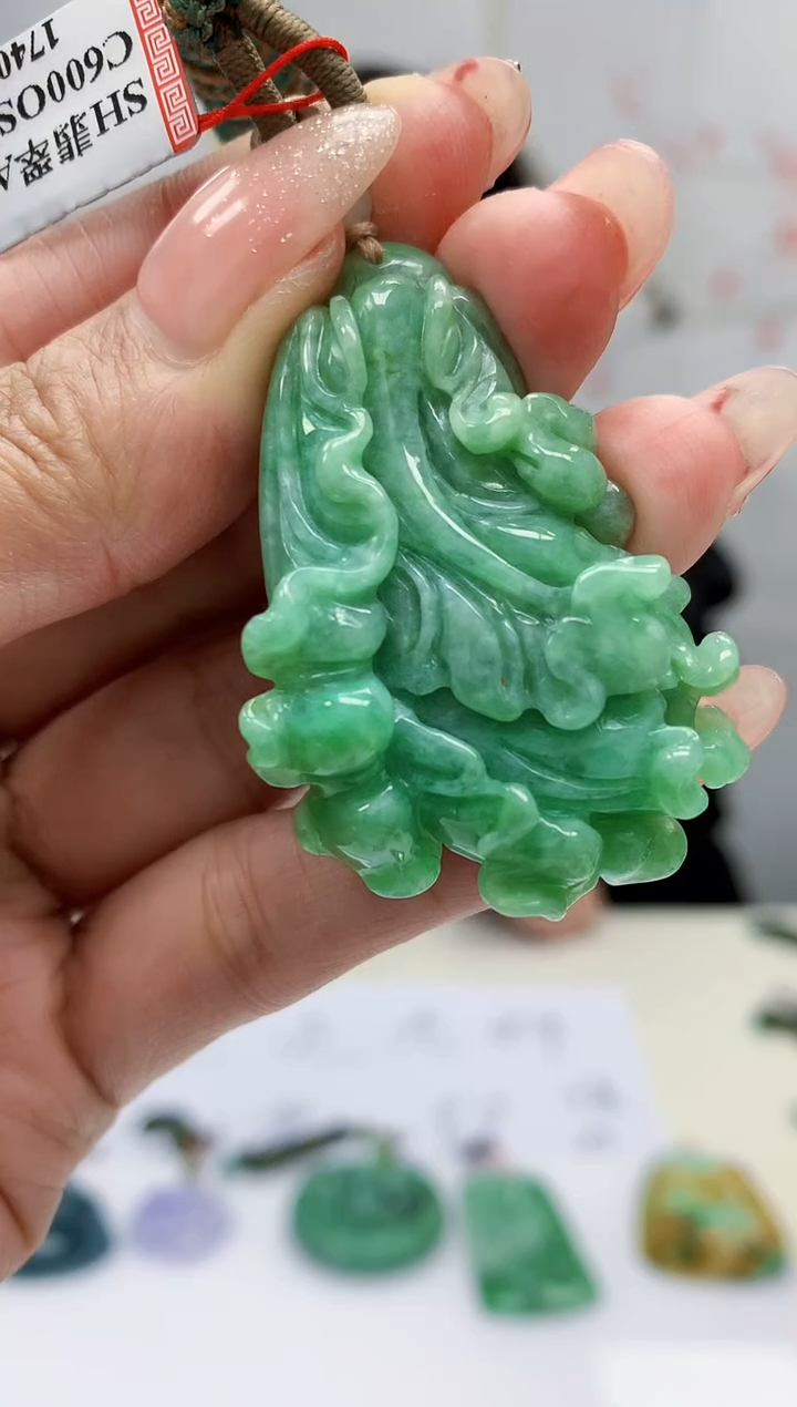 【闪购商品】定制翡翠未镶嵌4852MM-毛货挂件33