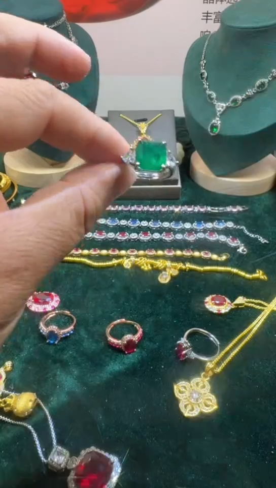 18K金镶嵌戒指祖母绿0