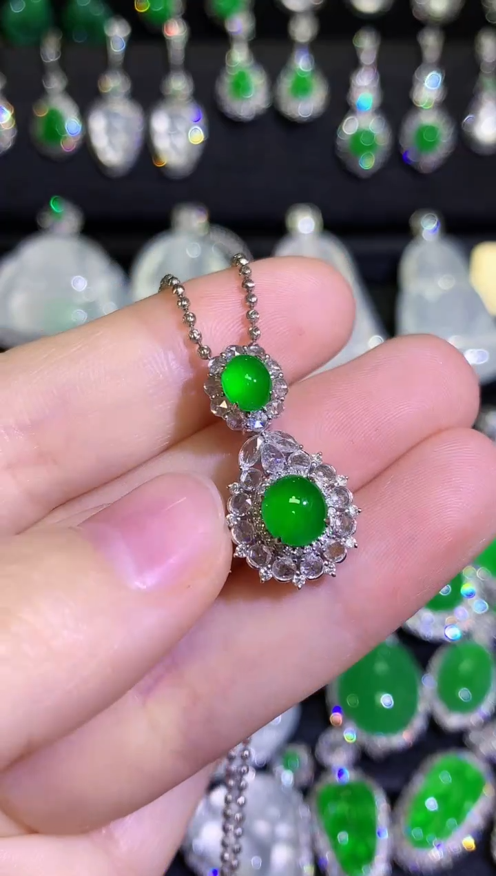【闪购商品】翡翠颈饰18K金镶嵌玻璃种满绿双蛋面