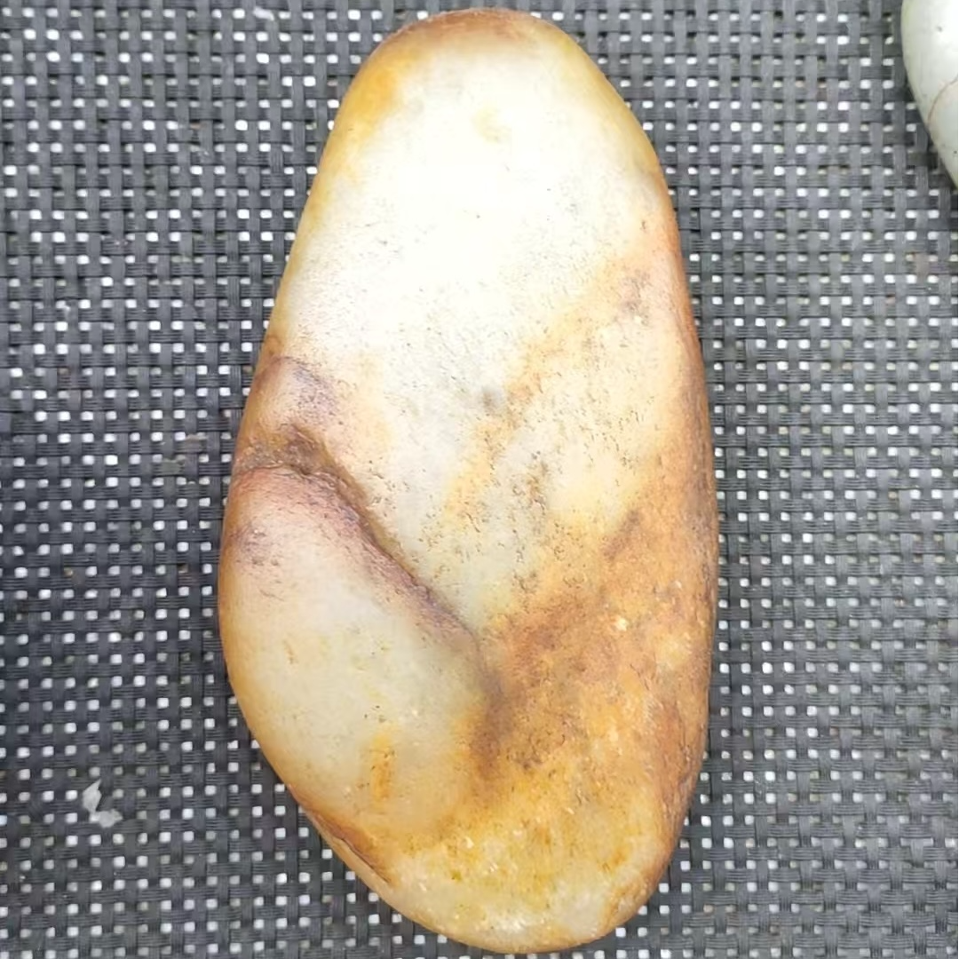 玉龙河黄色大手把件奇石