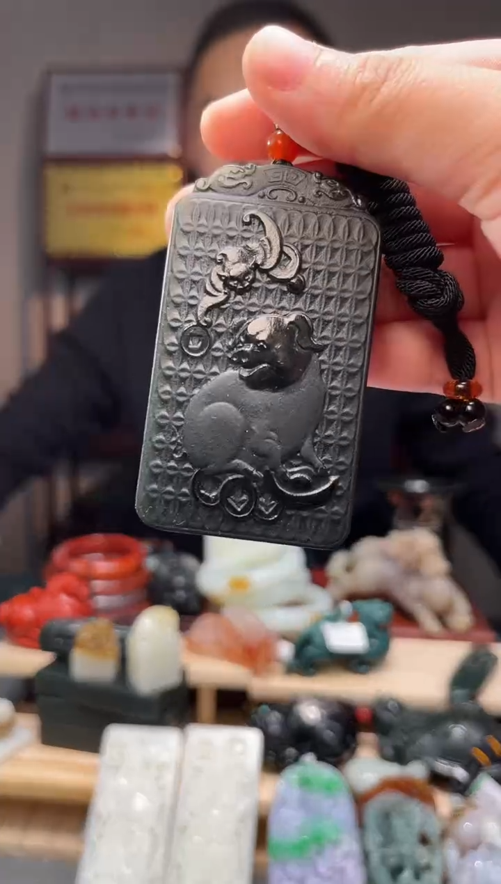 颈饰未镶嵌和田玉吊坠