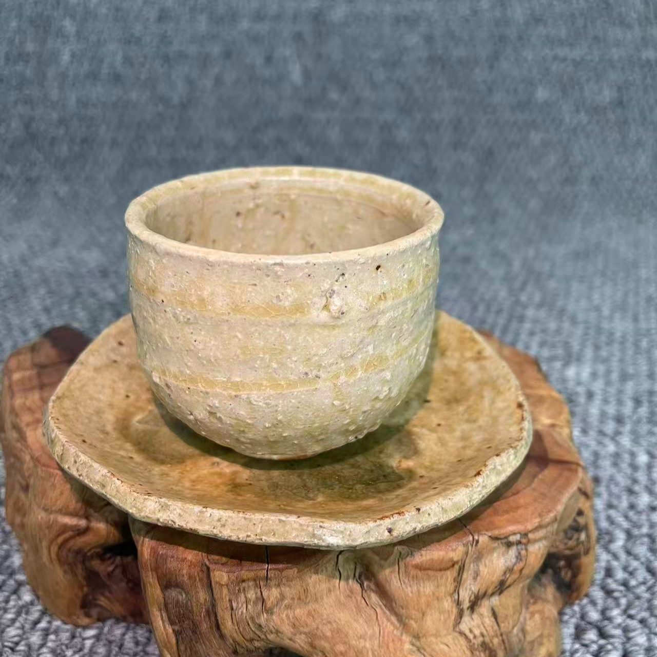 粗陶手握主人杯子粗陶杯托