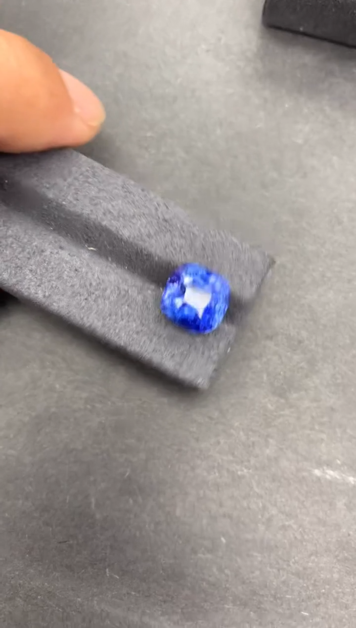 【闪购商品】蓝宝石裸石未镶嵌6.3克拉矢车菊