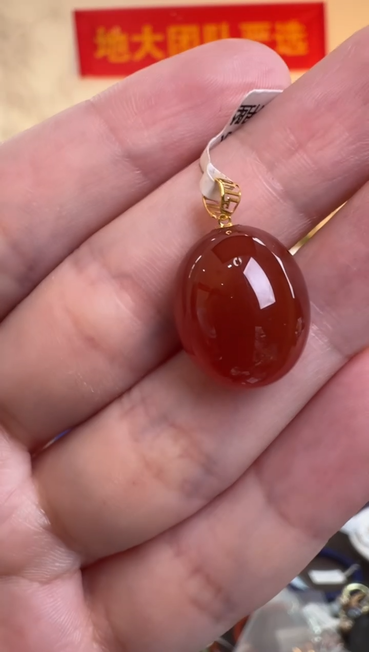 18K金镶嵌吊坠南红玛瑙保山南红蛋形18K金镶吊坠大