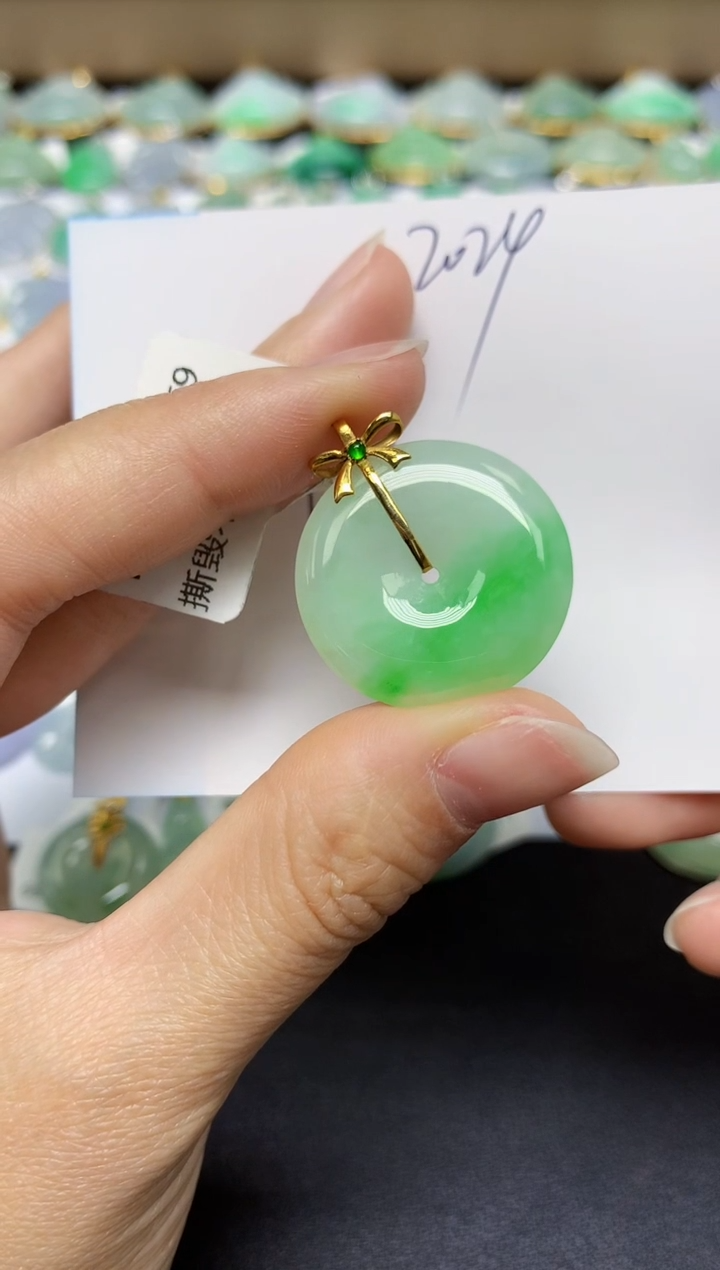 翡翠18K金镶嵌颈饰天然翡翠A货