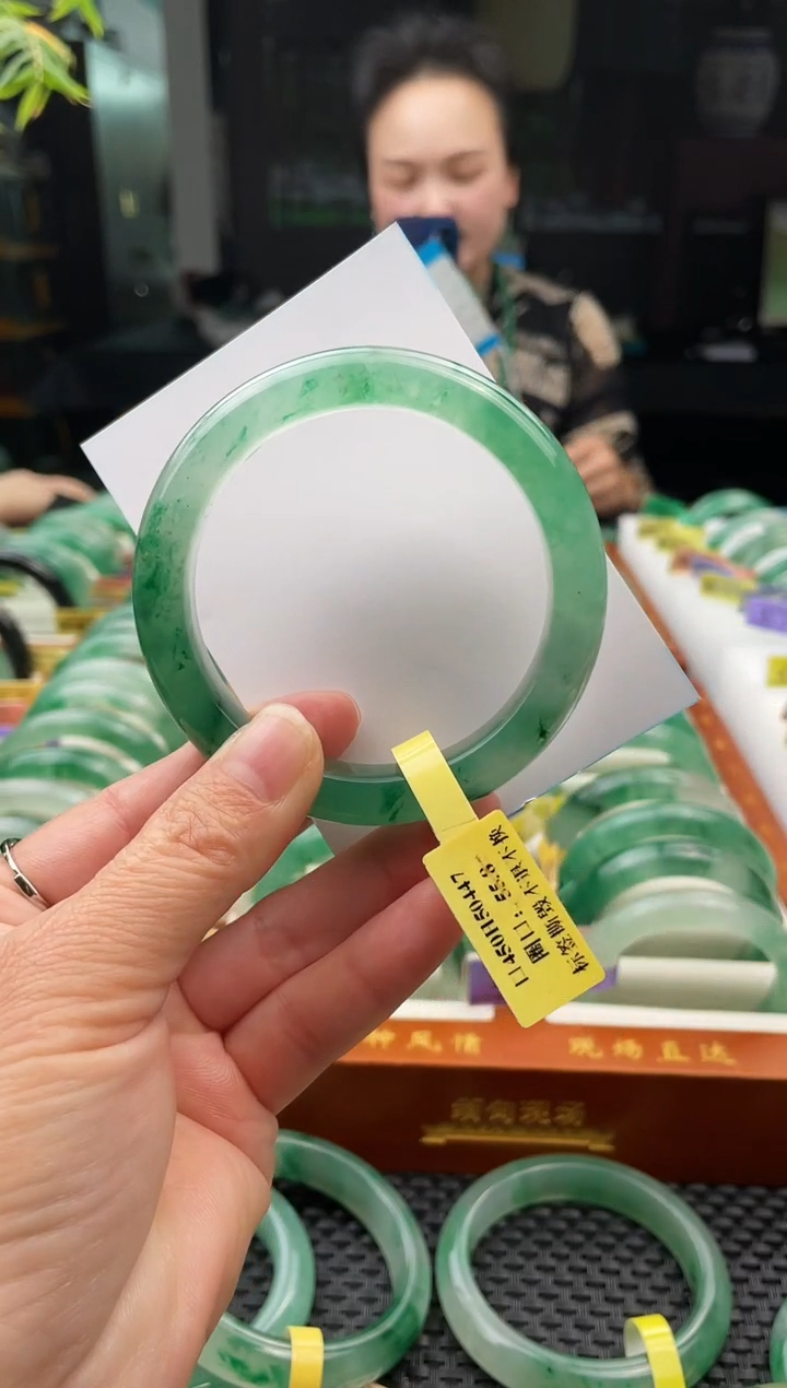 未镶嵌手镯石英质玉（非洲翠）手镯