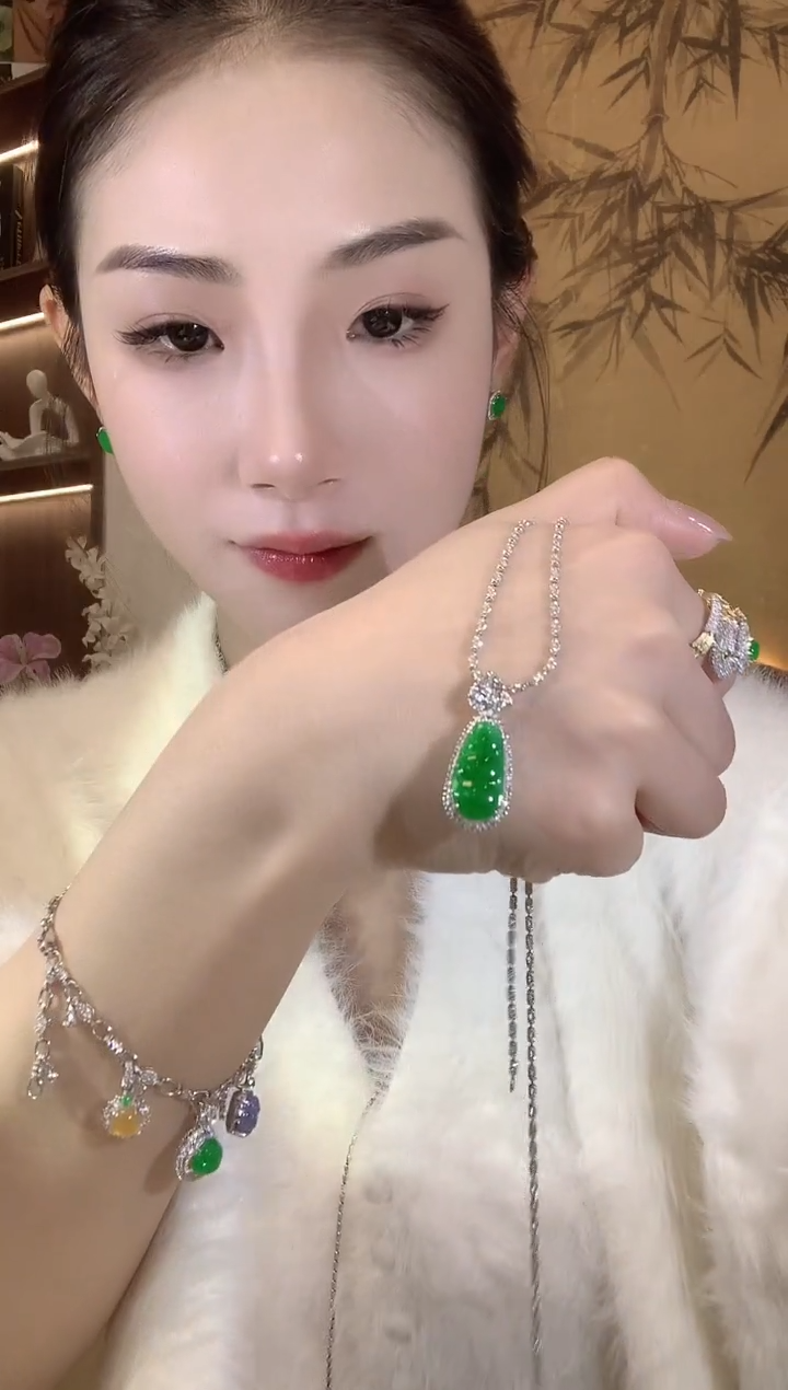 【闪购商品】翡翠吊坠(不含链)18K金镶嵌A16