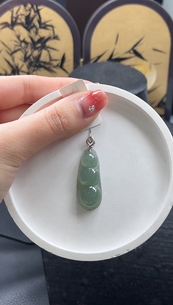 【闪购商品】翡翠颈饰18K金镶嵌豆豆