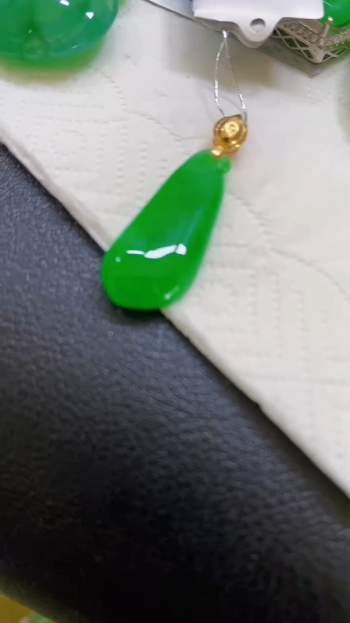 颈饰18K金镶嵌翡翠瓜