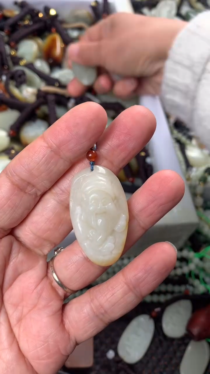 【闪购商品】和田玉颈饰未镶嵌多样性发货没有证书，拍一发一.有瑕