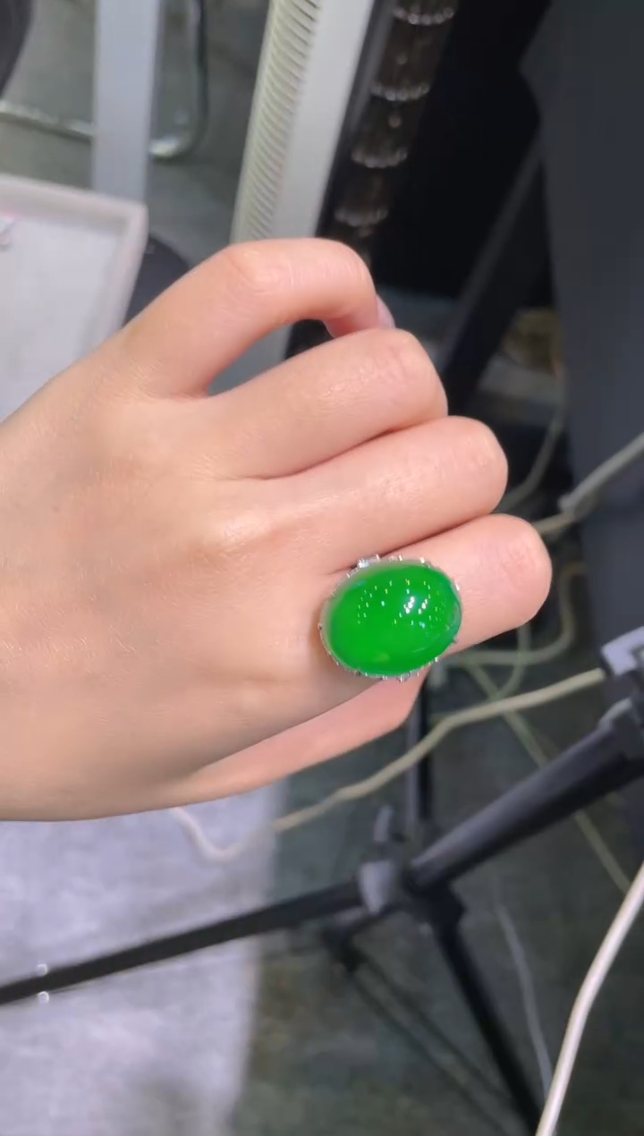 【闪购商品】翡翠吊坠(不含链)18K金镶嵌A44