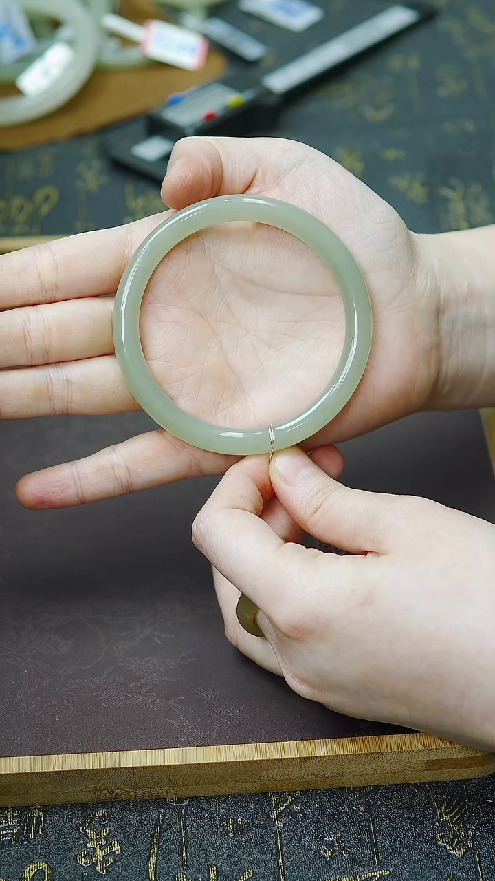 未镶嵌手镯和田玉58-59圈口特色冰天青美人条