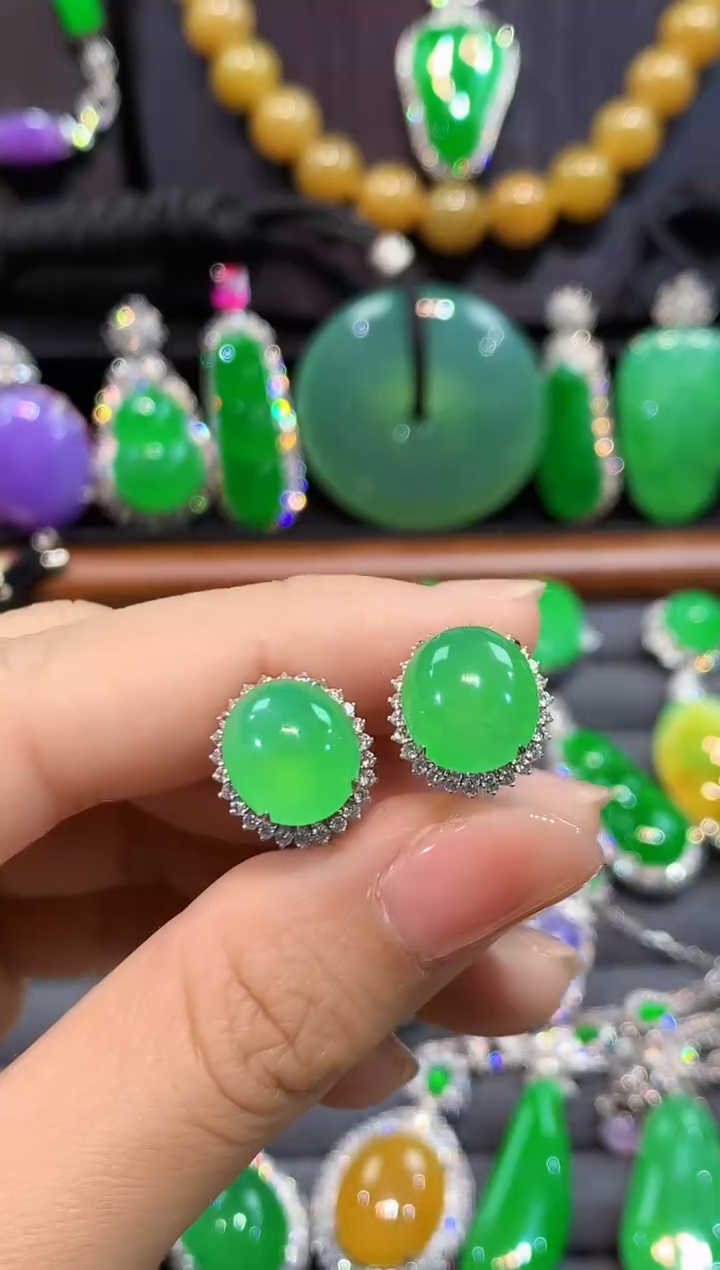 18K金镶嵌翡翠耳饰耳钉