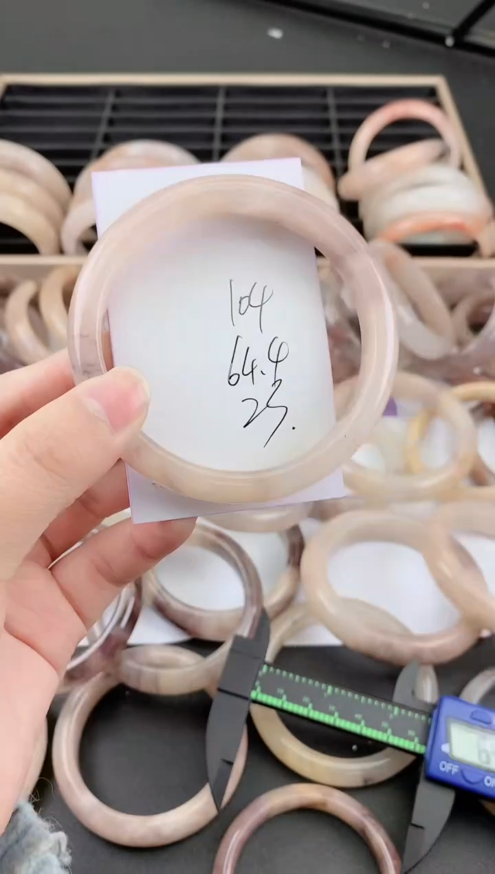 未镶嵌手镯石英质玉104