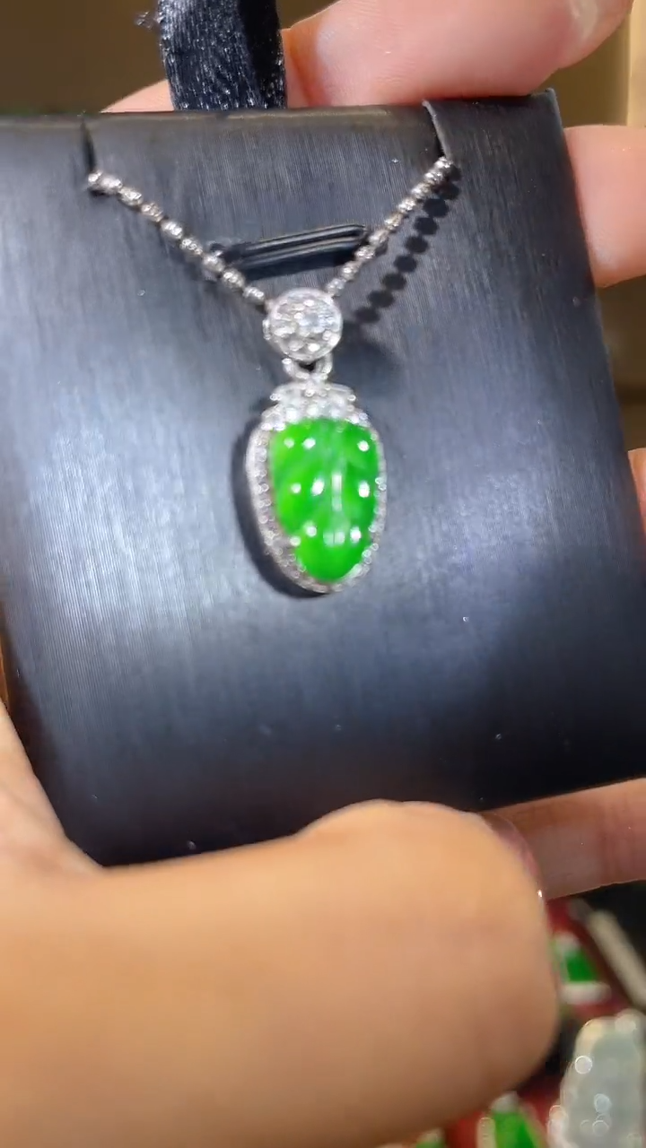 【闪购商品】翡翠吊坠(不含链)银S925镶嵌天然翡翠A货