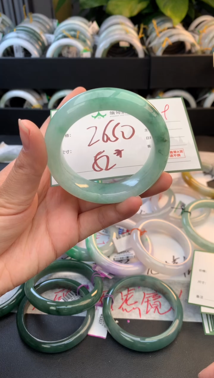 未镶嵌定制翡翠贝*?毛货需精细抛光+多人