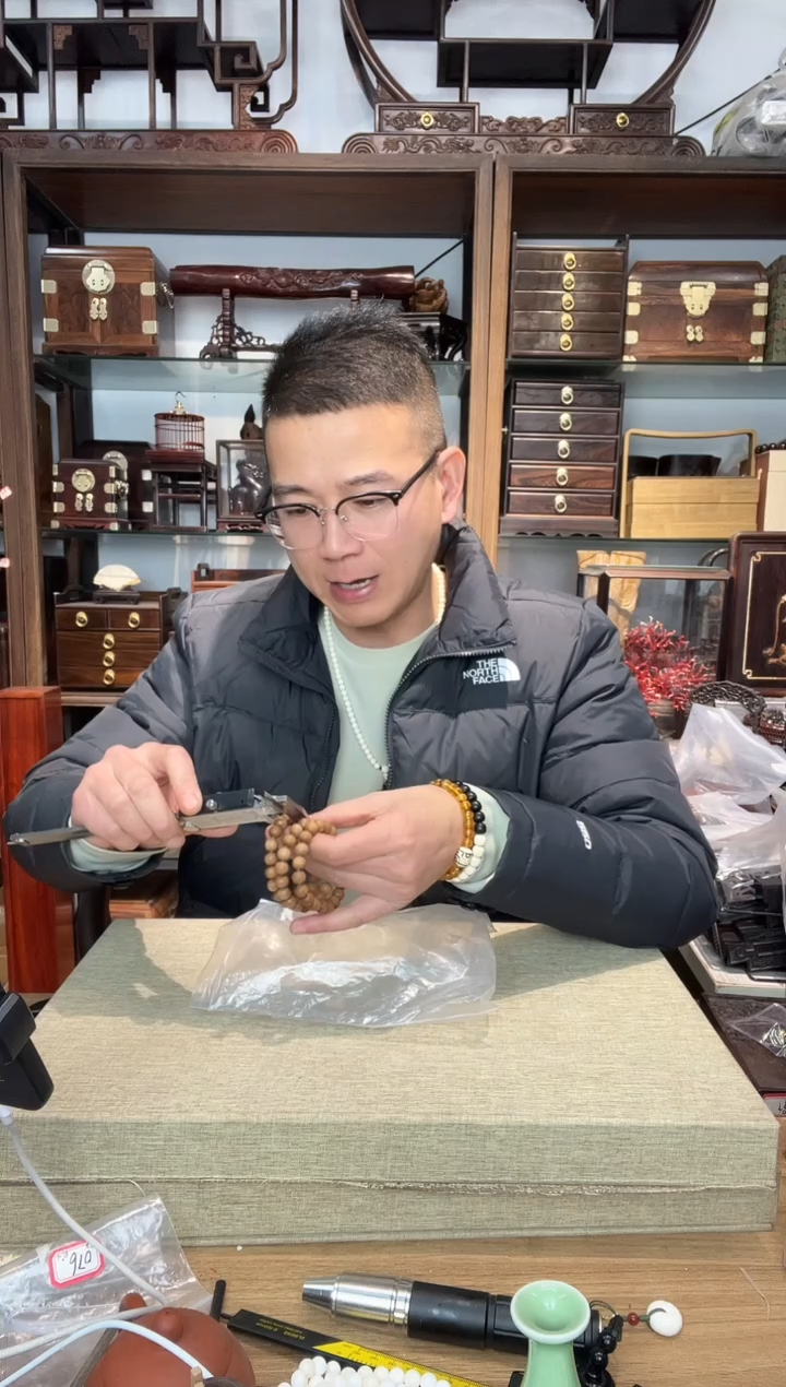 乌木类书架569 老山檀0.9单圈手串  瑕疵