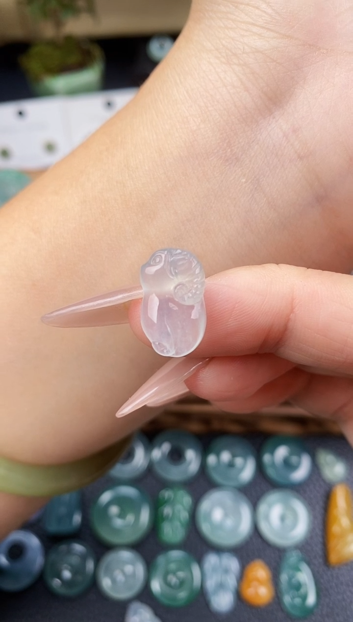 翡翠未镶嵌颈饰小羊