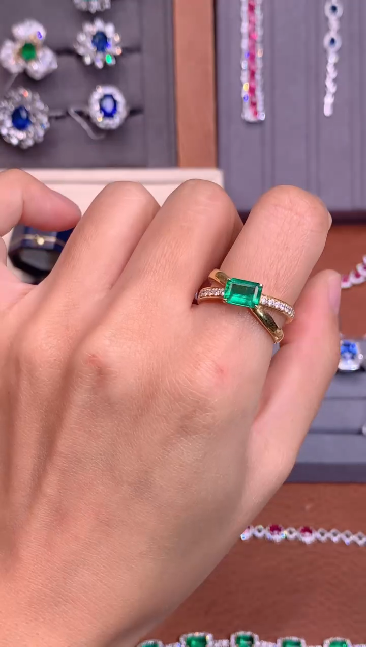 【闪购商品】祖母绿戒指18K金镶嵌1.1CT