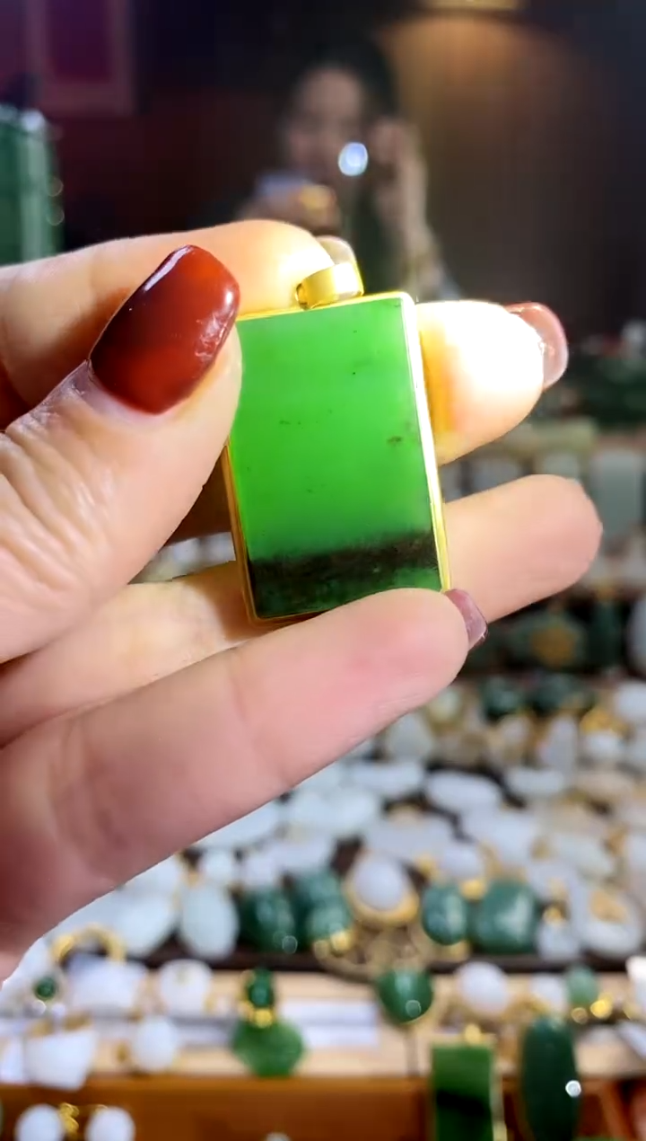 【闪购商品】和田玉吊坠18K金镶嵌。