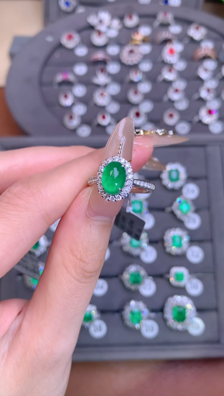 【闪购商品】祖母绿戒指18K金镶嵌1.65CT