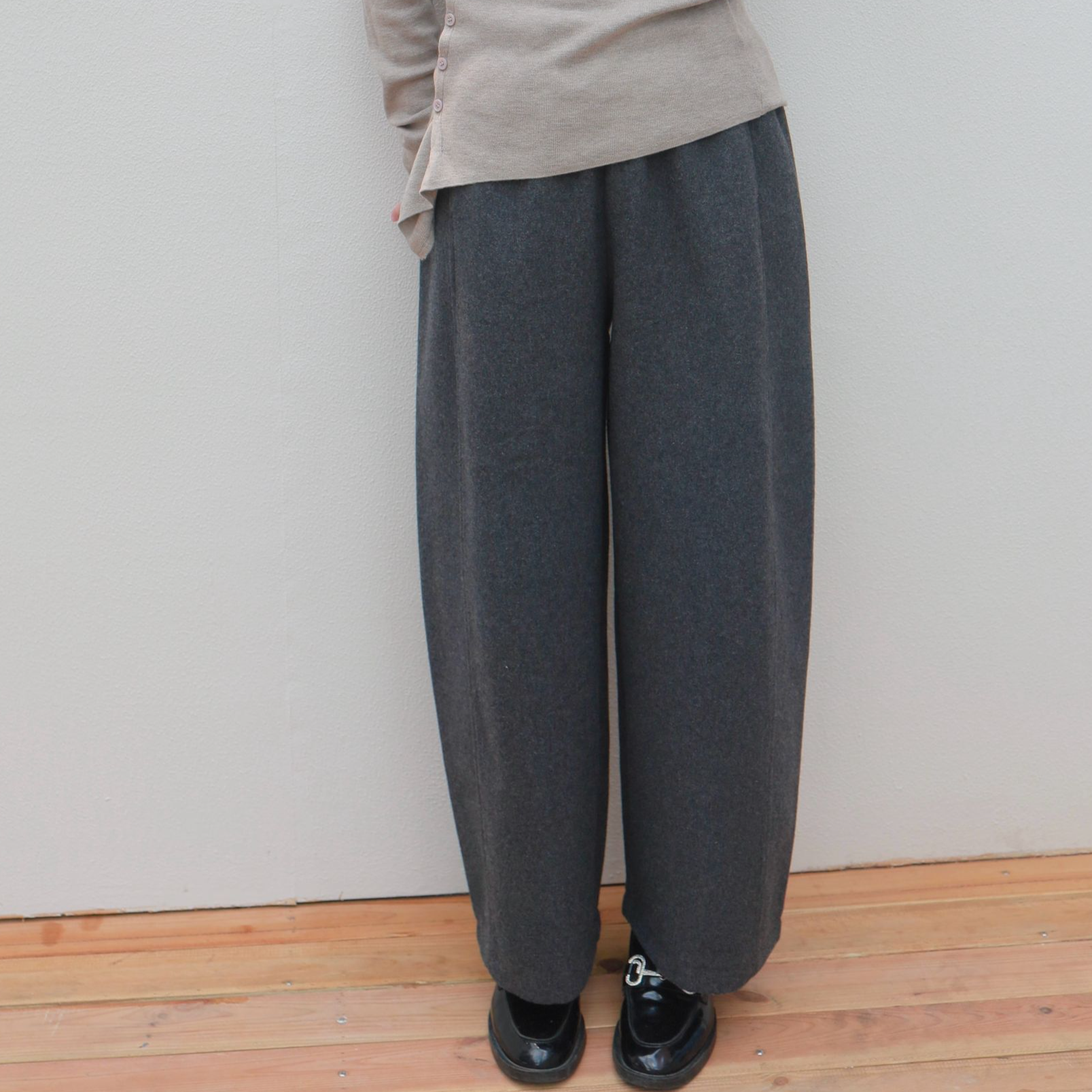 灰色百搭羊毛呢弯刀裤