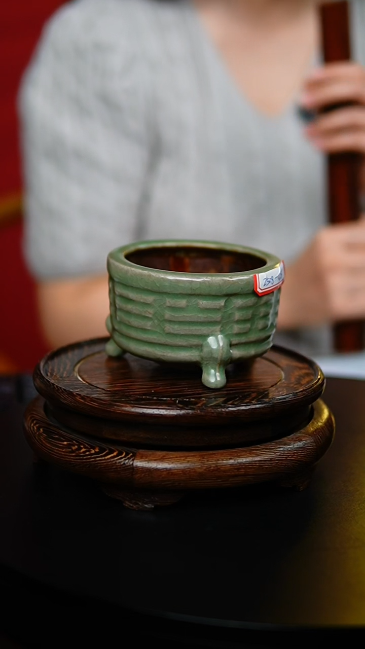 瓷片仿龙泉窑八卦三足香炉