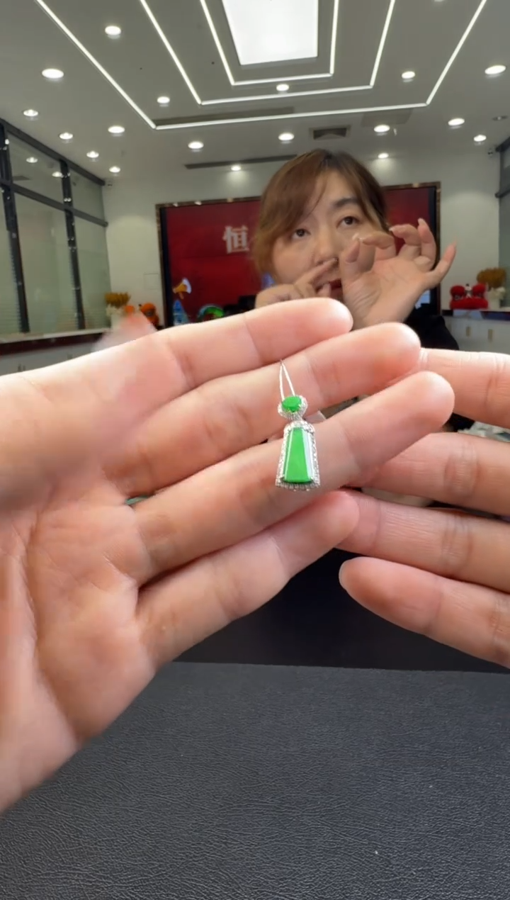 翡翠18K金镶嵌颈饰挂件