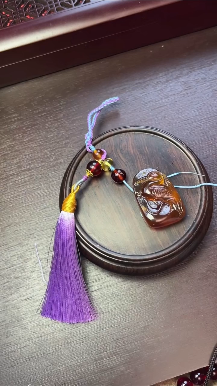 未镶嵌吊坠(赠链)琥珀手工雕刻件