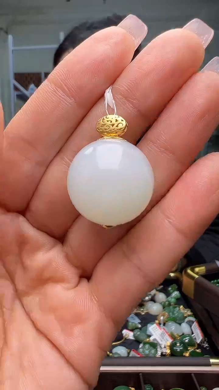 颈饰18K金镶嵌和田玉（多样性发货.发其一)1.04.110