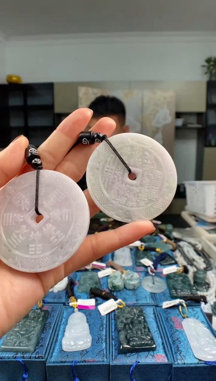 颈饰未镶嵌翡翠   多样性发其一