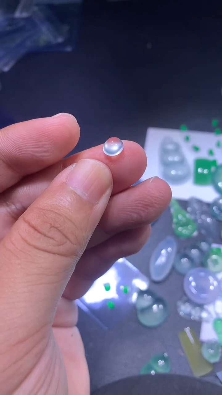 颈饰未镶嵌翡翠蛋面