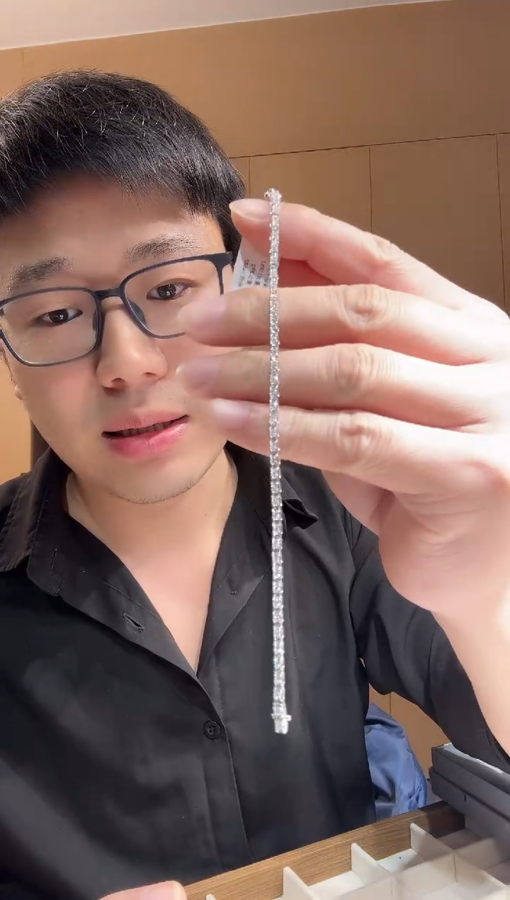 【闪购商品】钻石手链18K金镶嵌一克拉牛头手链