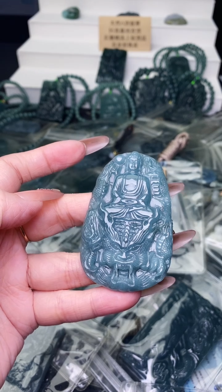 颈饰未镶嵌翡翠 