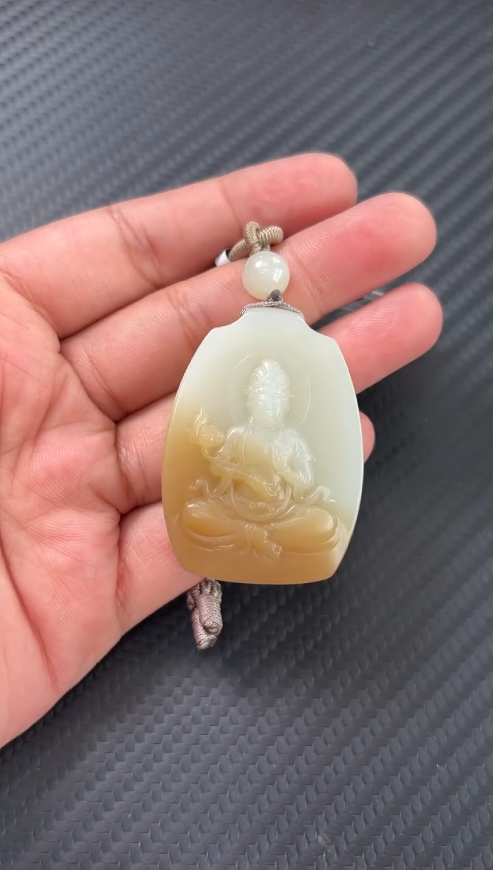 吊坠(赠链)未镶嵌和田玉且末金山微色差吊坠