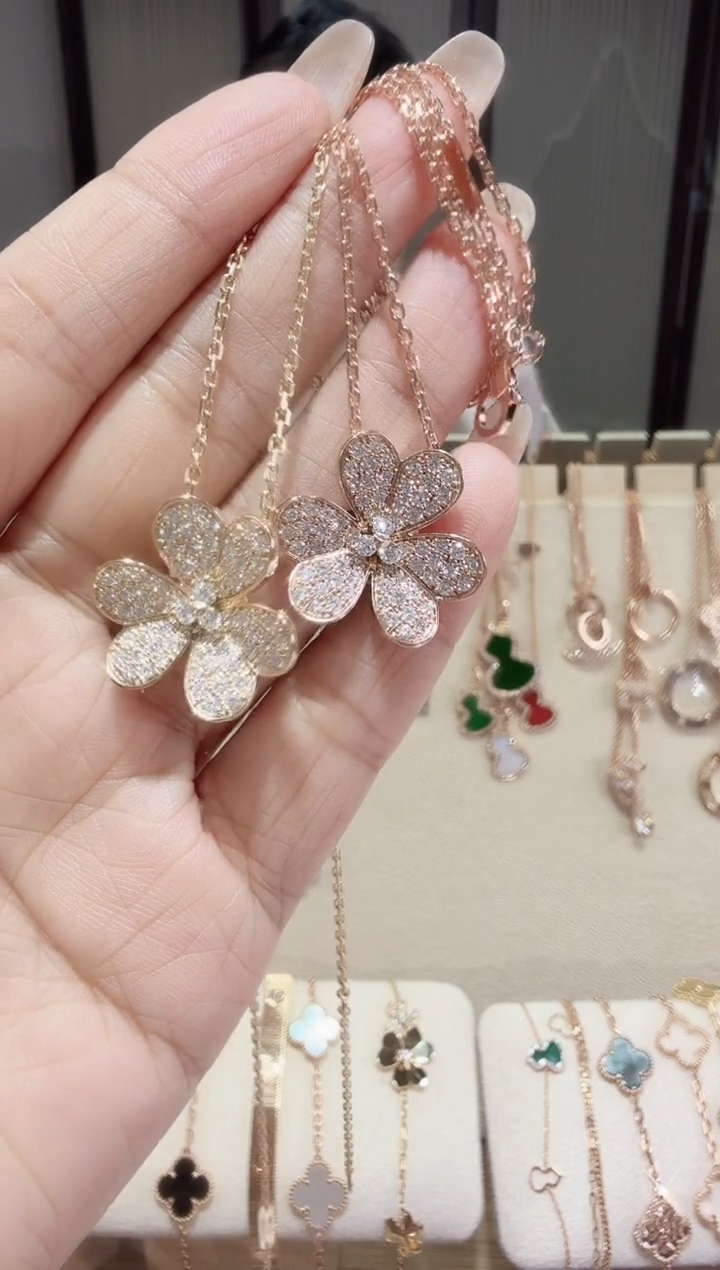 18K金镶嵌套链钻石多样性发其一