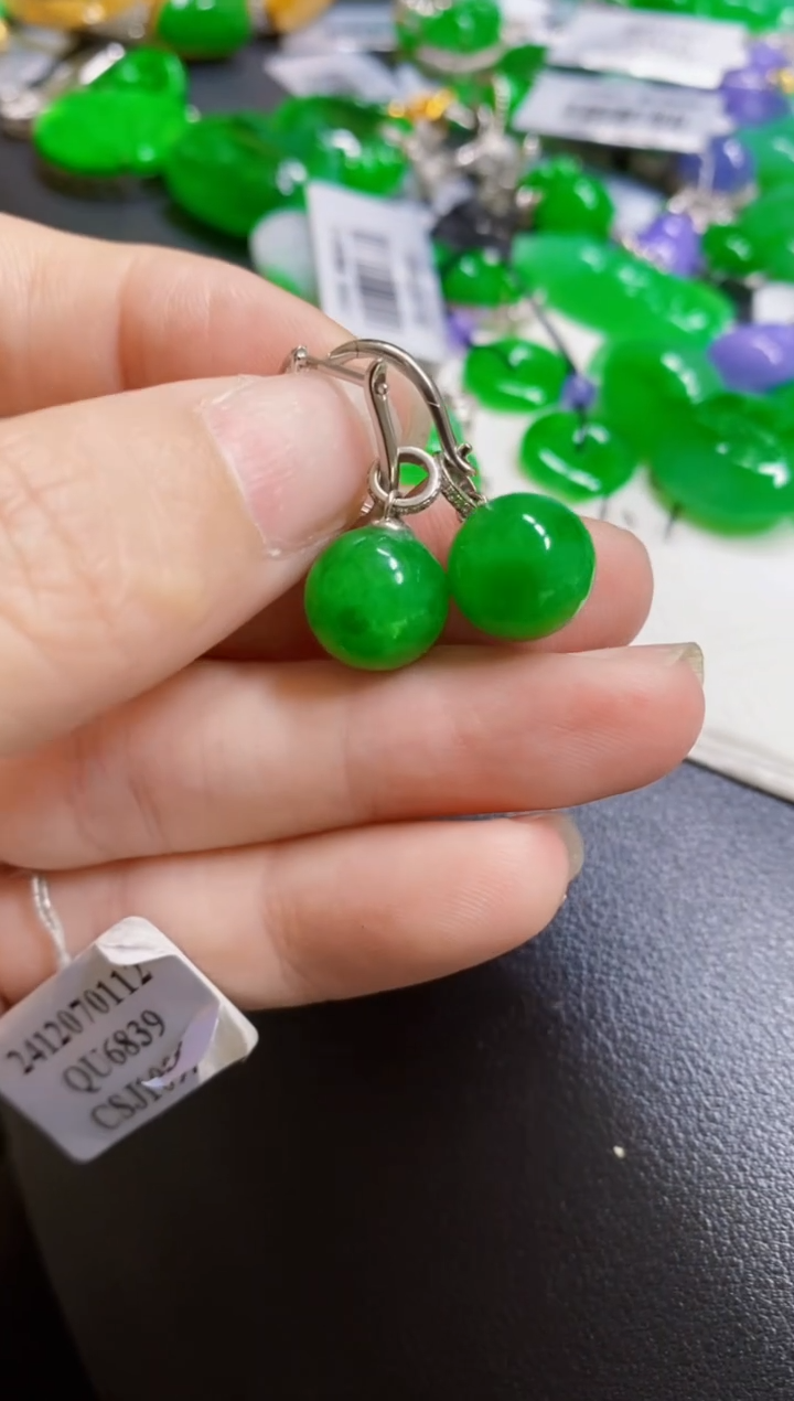 颈饰18K金镶嵌翡翠耳包