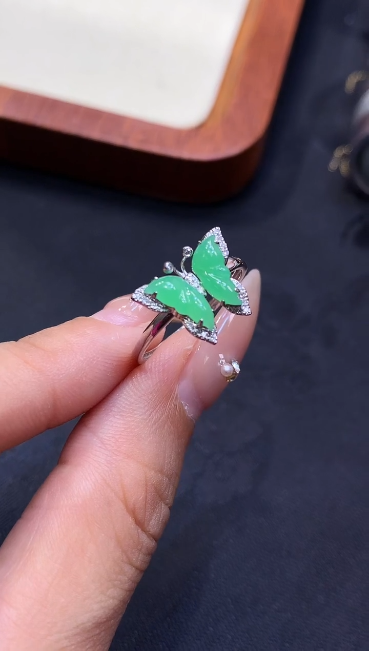 18K金镶嵌挂件翡翠蝴蝶戒指