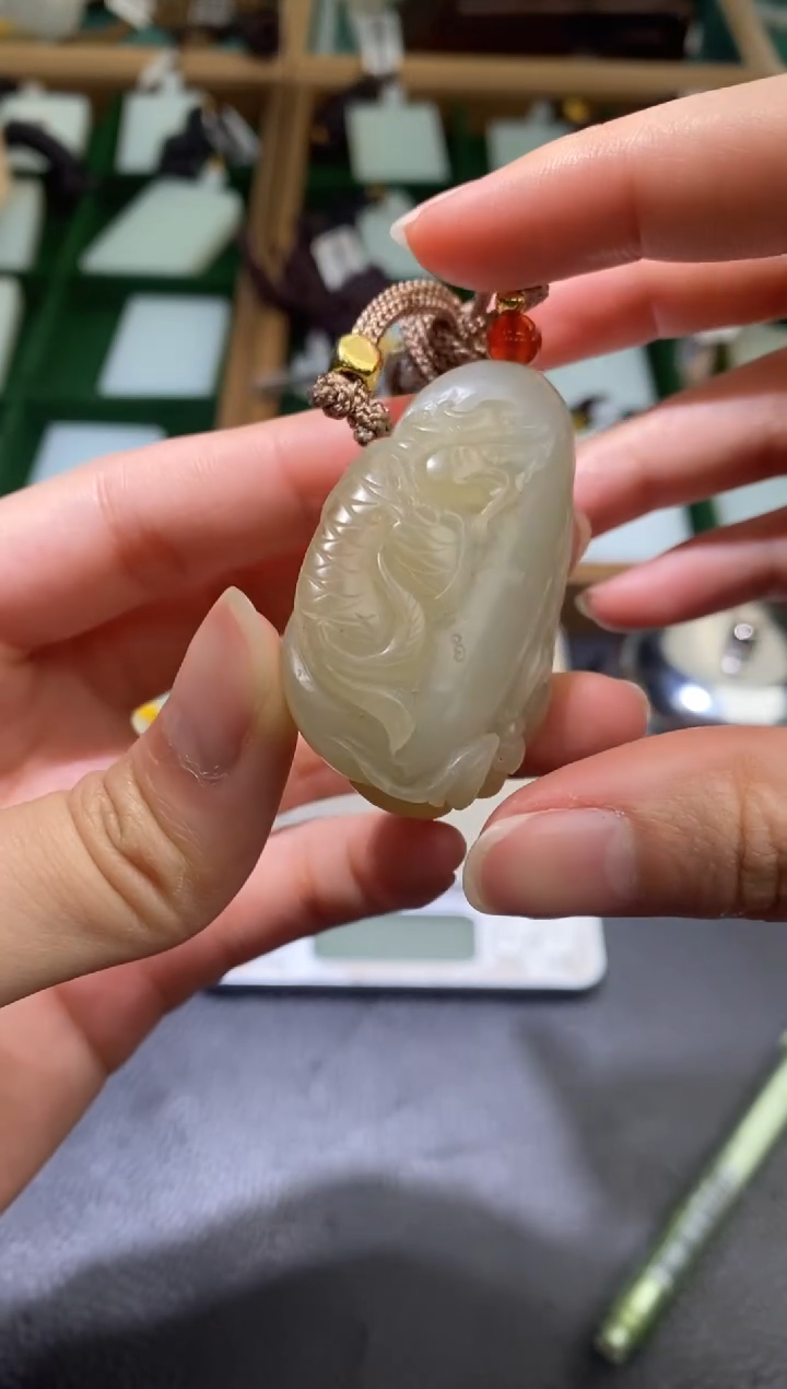 颈饰未镶嵌和田玉且末糖料金鱼吊坠