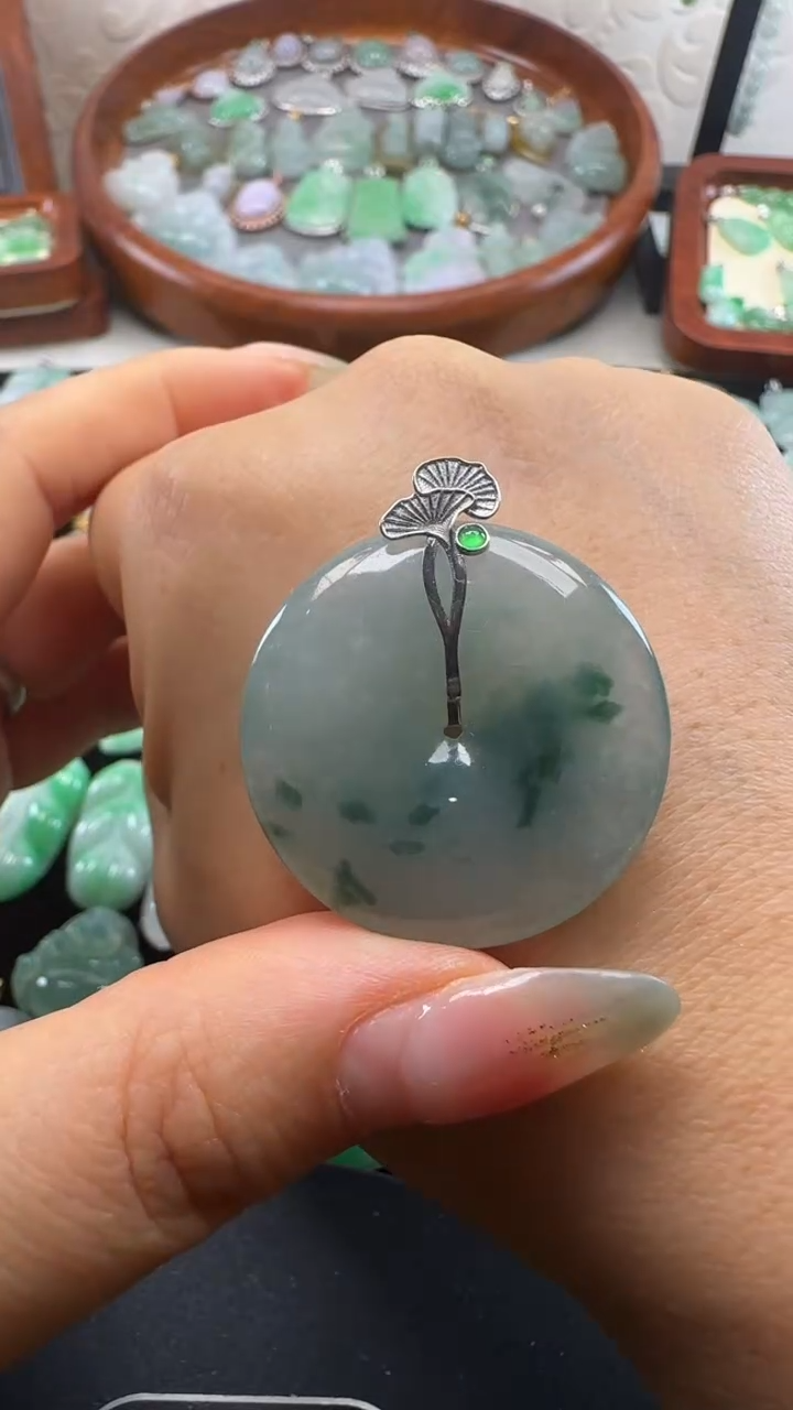 颈饰18K金镶嵌翡翠平安扣