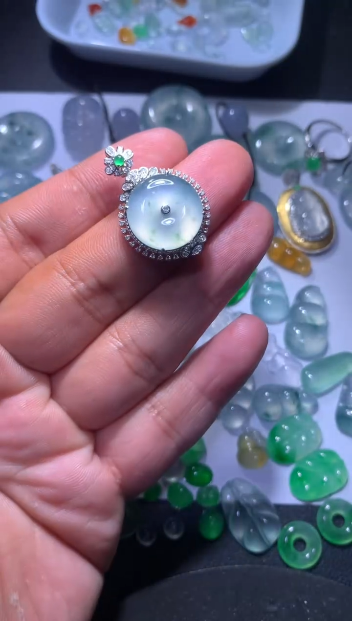 【闪购商品】翡翠颈饰18K金镶嵌平安扣